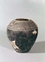 Engobe vaas versierd met golvende lijnen, Tene III